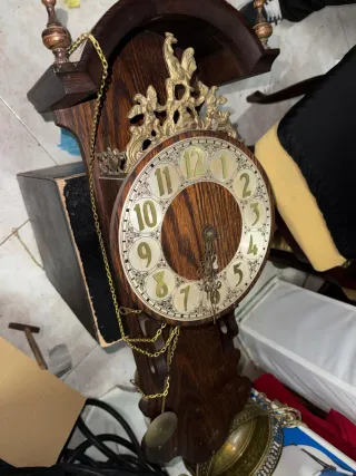 Reloj de pared antiguo de madera