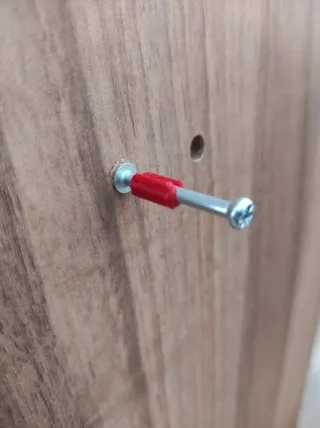 Estantería blanca y madera