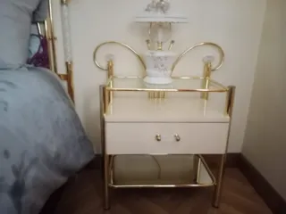 Cabecero de cama dorado y blanco. Mesillas,cómoda.