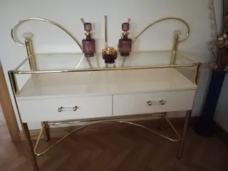 Cabecero de cama dorado y blanco. Mesillas,cómoda.