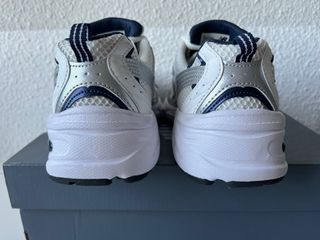 Zapatillas New Balance chica plateadas y blancas