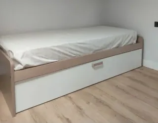 Habitacion juvenil blanca y madera