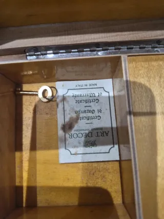 Caja de música italiana con incrustaciones