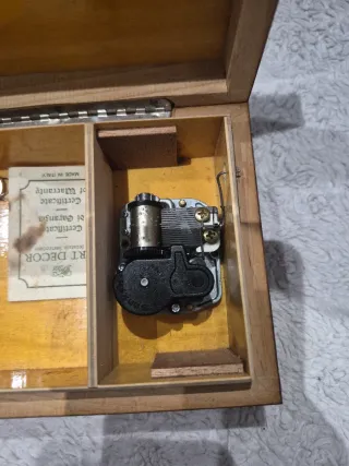 Caja de música italiana con incrustaciones