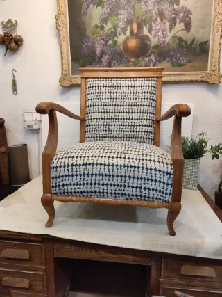 Sillón bajo de madera y tela estampada