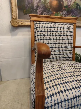 Sillón bajo de madera y tela estampada