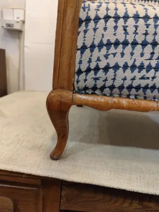 Sillón bajo de madera y tela estampada
