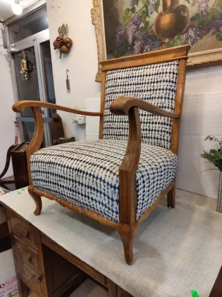 Sillón bajo de madera y tela estampada