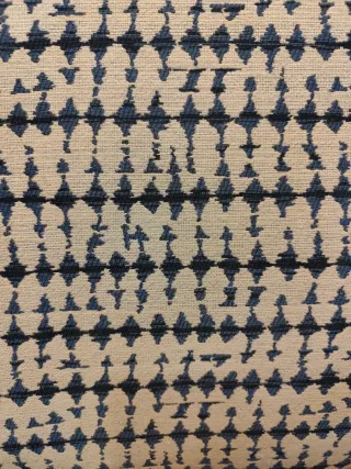 Sillón bajo de madera y tela estampada