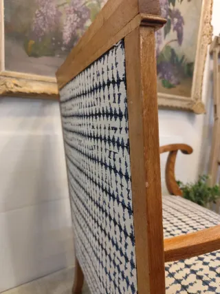 Sillón bajo de madera y tela estampada