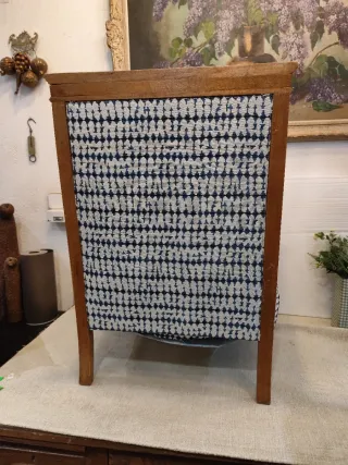 Sillón bajo de madera y tela estampada