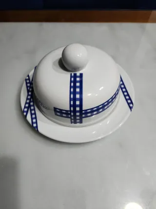 Quesera cerámica azul y blanca, sin estrenar.