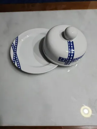 Quesera cerámica azul y blanca, sin estrenar.