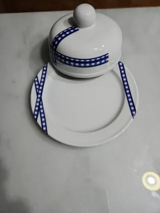 Quesera cerámica azul y blanca, sin estrenar.