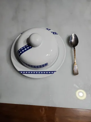 Quesera cerámica azul y blanca, sin estrenar.