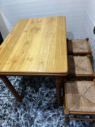 Mesa extensible y 3 taburetes