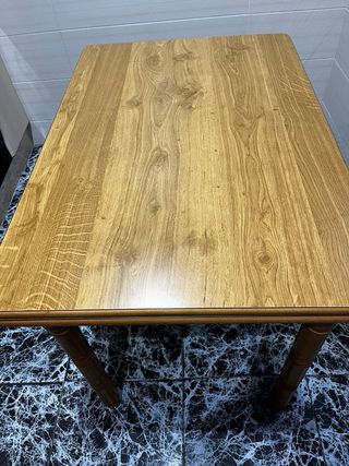 Mesa extensible y 3 taburetes