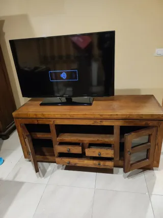 Mueble TV de madera con puertas y cristal