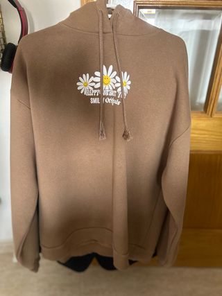 Casaco com capuz e estampa de margaridas