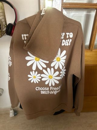 Casaco com capuz e estampa de margaridas