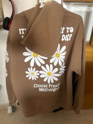 Casaco com capuz e estampa de margaridas