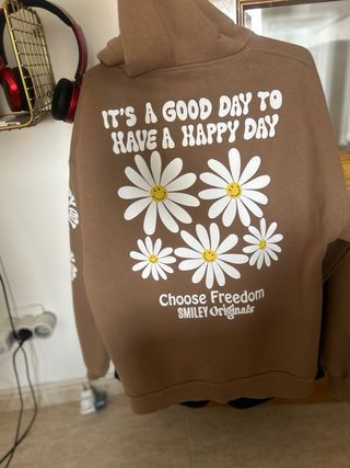 Casaco com capuz e estampa de margaridas