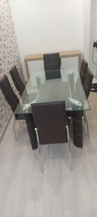 Mesa de cristal con 6 sillas de piel