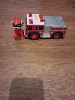 Camión de bomberos rojo y plateado