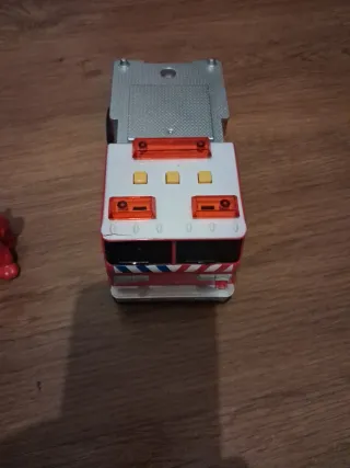 Camión de bomberos rojo y plateado