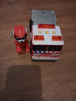 Camión de bomberos rojo y plateado