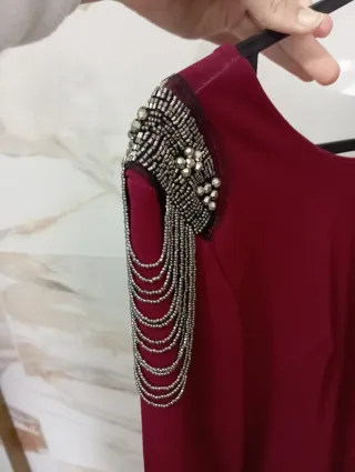 Vestido burdeos con pedrería