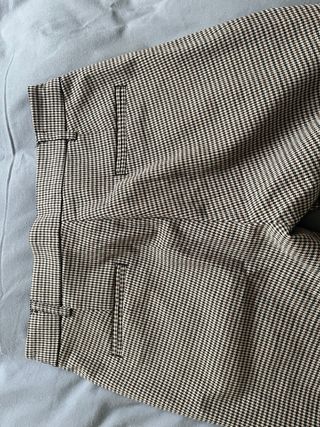 Pantalón pitillo cuadros beige y marrón