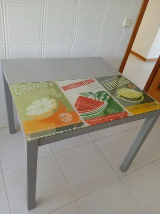 Mesa de cozinha extensível com tampo decorado