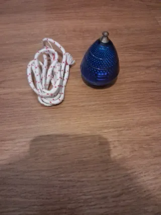 Peonza azul con cuerda