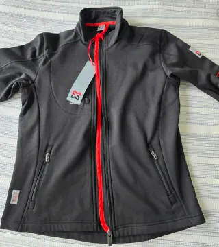 Chaqueta polar negra en tejido técnico elástico