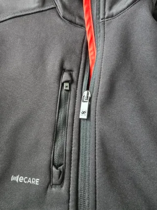 Chaqueta polar negra en tejido técnico elástico