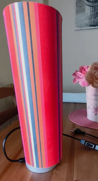 Lámpara de mesa rayas fucsia y naranja