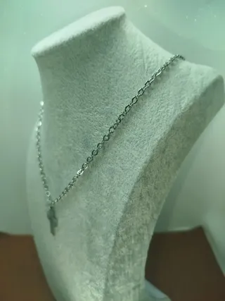 Collar con colgante de cruz plateada