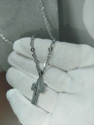 Collar con colgante de cruz plateada
