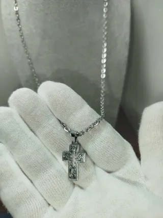 Collar con colgante de cruz plateada