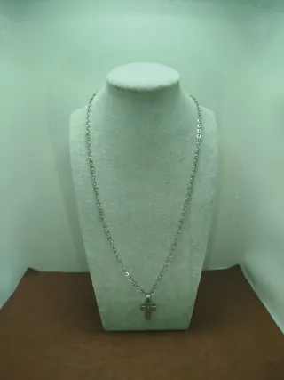 Collar con colgante de cruz plateada