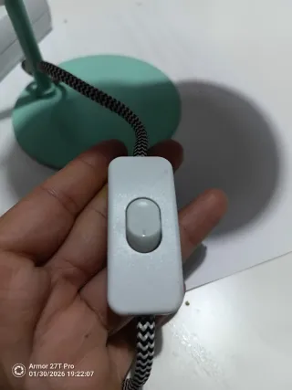 Lámpara de mesa rosa y verde