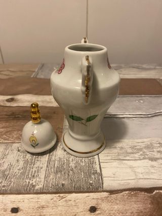 Jarrón pequeño de porcelana con detalles dorados