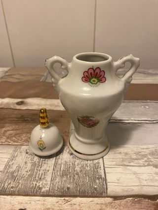Jarrón pequeño de porcelana con detalles dorados