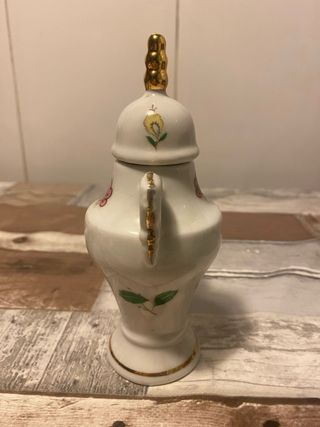 Jarrón pequeño de porcelana con detalles dorados