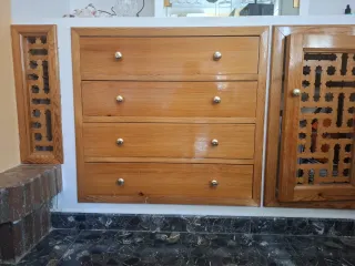 Cajonera de madera con tiradores dorados