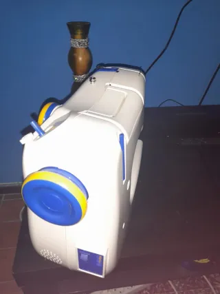 Máquina de coser eléctrica blanca y azul