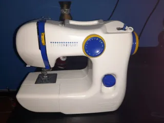 Máquina de coser eléctrica blanca y azul