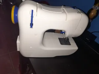 Máquina de coser eléctrica blanca y azul