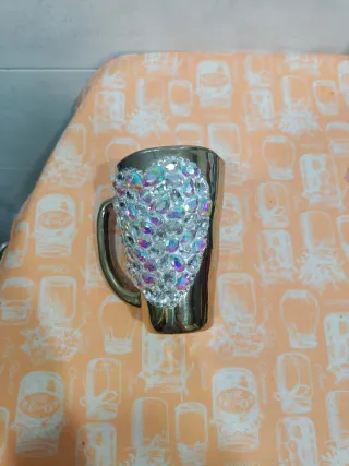 Taza joya dorada con piedras multicolor